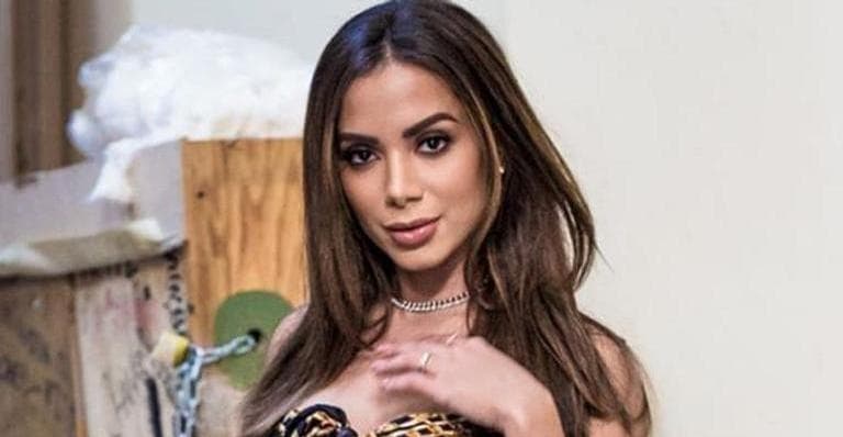 Anitta leva puxão de cabelo e sai no tapa com fã durante programa ao vivo