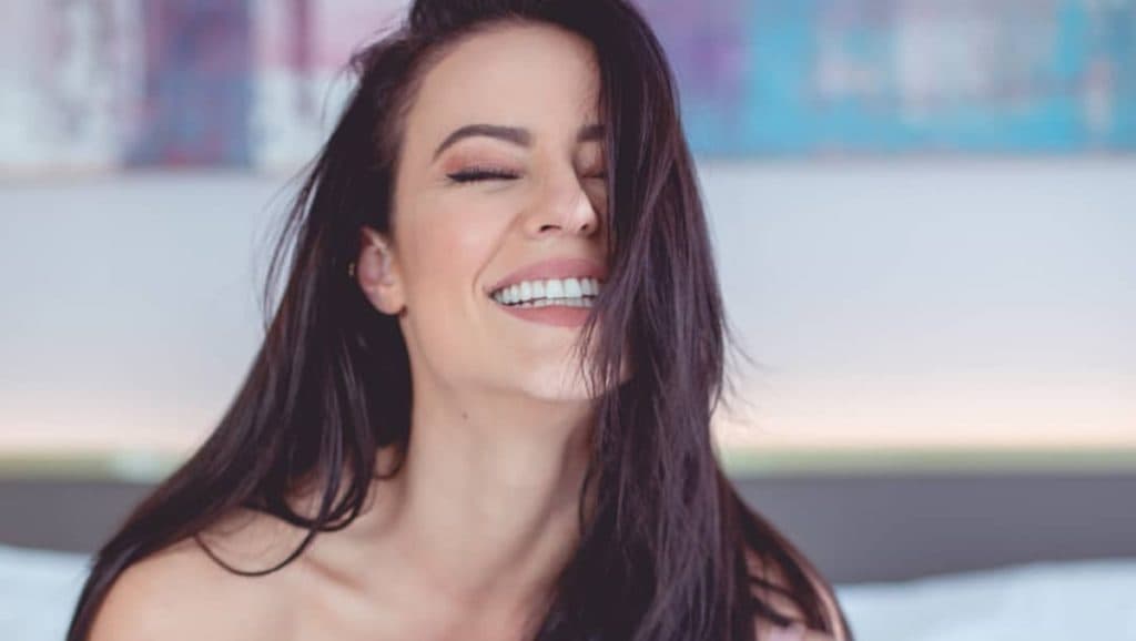 Paolla Oliveira usa maiô curtíssimo e quase mostra demais: "vontade de ficar assim para sempre"