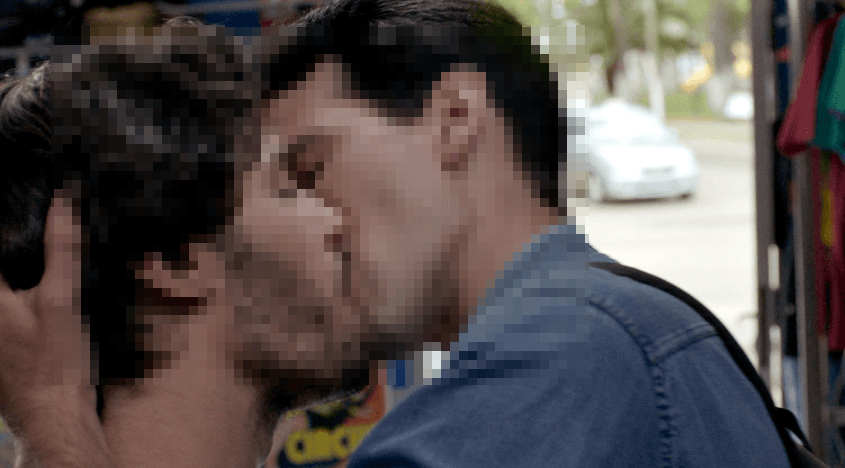 Cantor famoso tem foto comprometedora beijando outro homem exposta e verdadeira sexualidade vem à tona