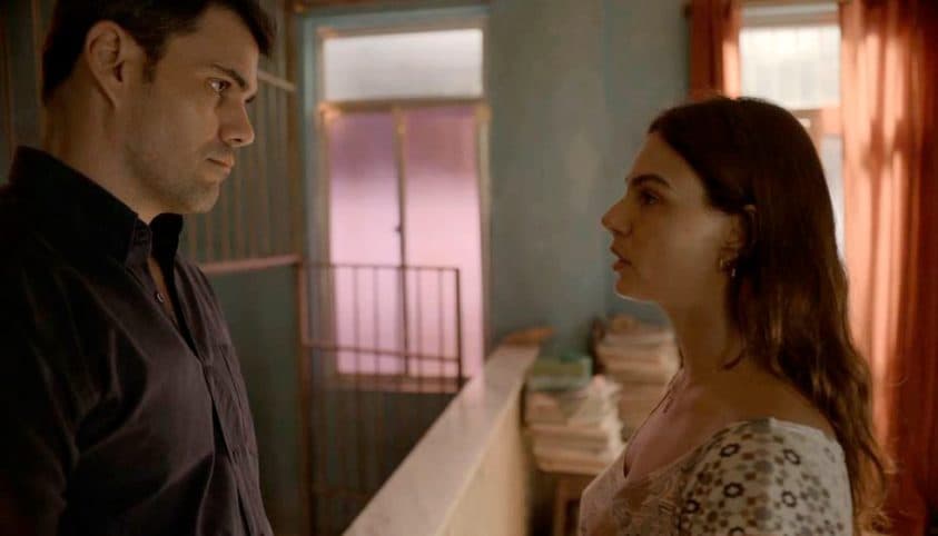 Magno (Juliano Cazarré) e Betina (Isis Valverde) formam par romântico em Amor de Mãe (Foto: Reprodução/TV Globo) Magno (Juliano Cazarré) e Betina (Isis Valverde) formam par romântico em Amor de Mãe (Foto: Reprodução/TV Globo)