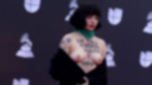 Cantora famosa exibe peitos em Grammy para protestar contra propostas do governo