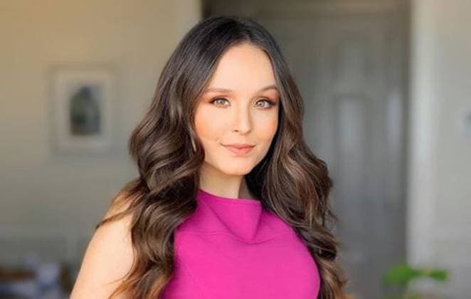 Larissa Manoela surge ostentando decote generoso após anunciar saída do SBT