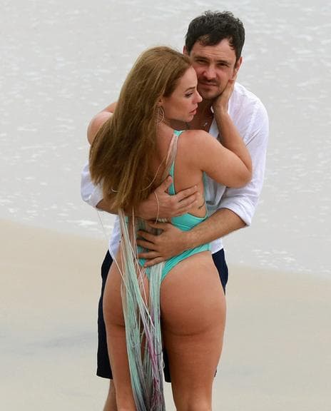 Sérgio Guizé e Paolla Oliveira durante gravação da reta final da novela A Dona do Pedaço (Foto: AgNews/Dilson Silva)