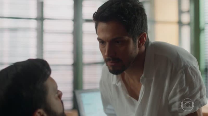 Marcos (Romulo Estrela) e Diogo (Armando Babaioff) em Bom Sucesso (Foto: Reprodução/Globo) Marcos (Romulo Estrela) e Diogo (Armando Babaioff) em Bom Sucesso (Foto: Reprodução/Globo)