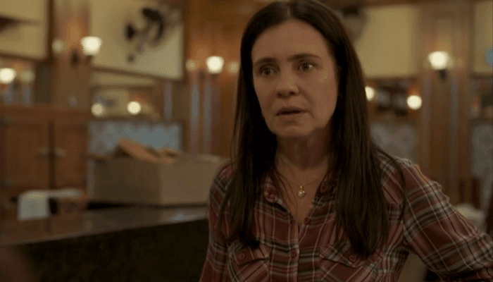Thelma (Adriana Esteves) reencontrará Jane (Isabel Teixeira), que guarda segredo do passado em Amor de Mãe (Foto: Reprodução/Globo)