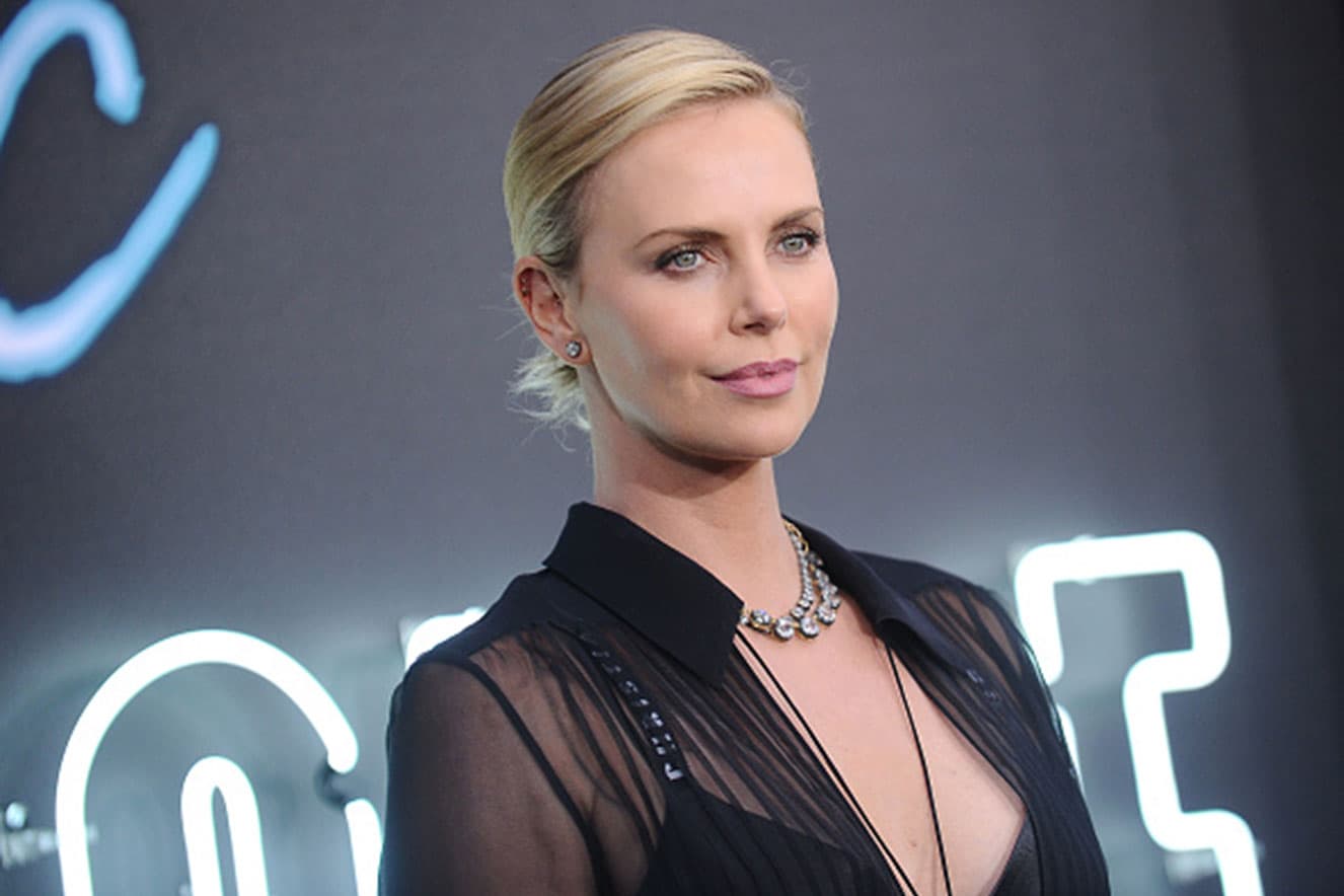 A atriz Charlize Theron comentou como ocorreu a morte de seu pai e emociona (Foto: Reprodução) A atriz Charlize Theron comentou como ocorreu a morte de seu pai e emociona (Foto: Reprodução)
