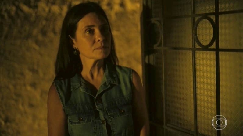 Amor de Mãe: Thelma surpreende, ajuda bandido e indica que tem passado sujo