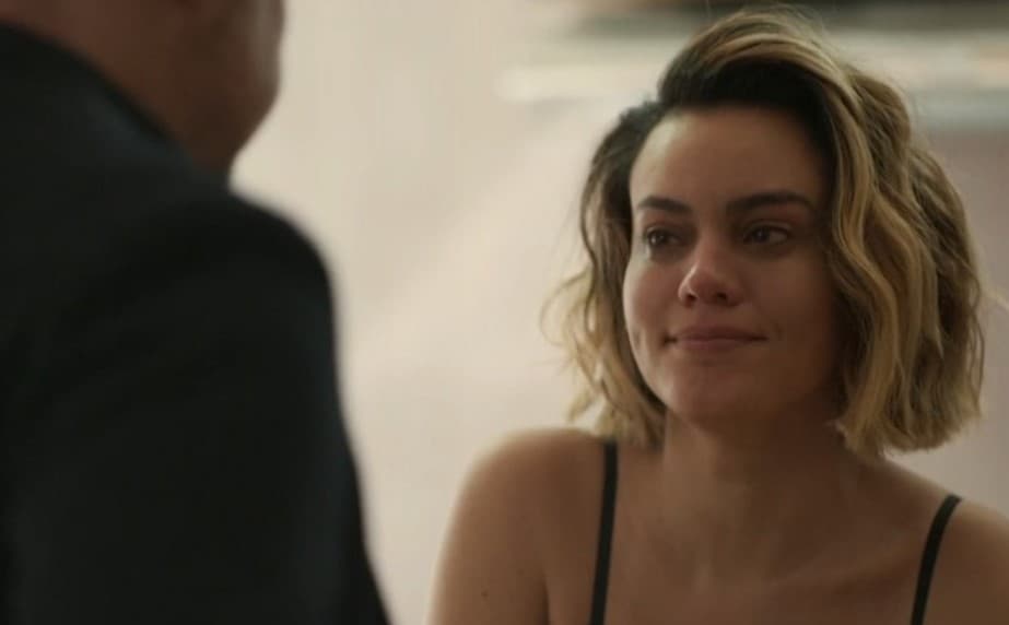 Amor de Mãe: Cara de pau, Verena flagra Estela com Álvaro que foge logo em seguida com medo