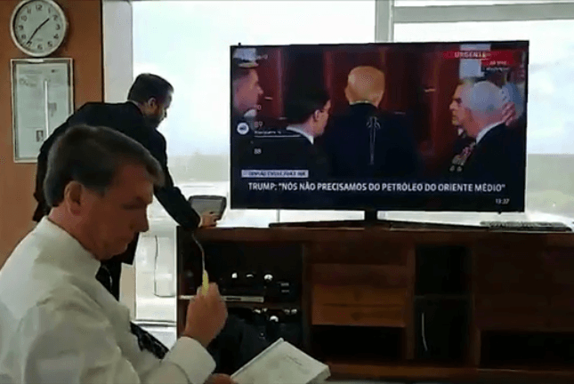 Bolsonaro vendo o Trump na GloboNews, canal de notícias da Globo (Foto: Reprodução) Bolsonaro vendo o Trump na GloboNews, canal de notícias da Globo (Foto: Reprodução)