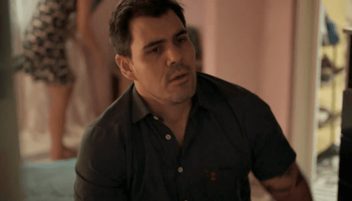 Amor de Mãe - Magno encontra bolsa de sangue de Lurdes e entra em agonia: "Será que minha mãe tá morta?"