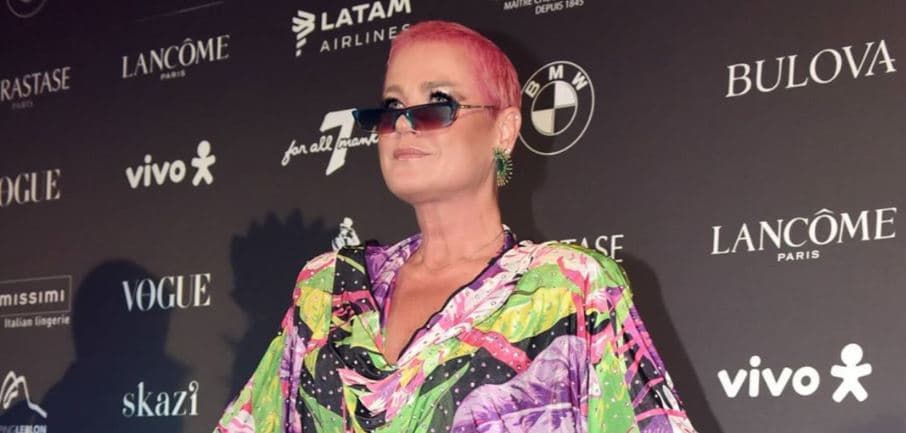 Eita! Xuxa surpreende e aparece de cabelo rosa prestes a estrear nos domingos