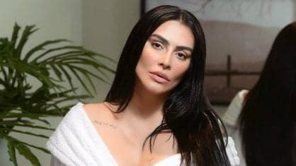 Cleo Pires, após expor os seios e se declarar à mulher, surge em foto com as pernas abertas: "Não me faz de degrau"