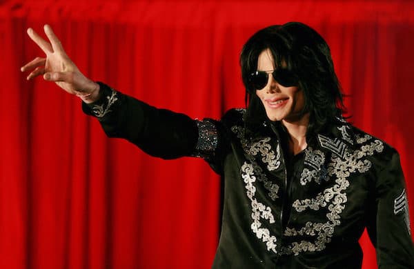Michael Jackson tem suposta foto vazada em tanque de nitrogênio e bomba sobre falsa morte é divulgada