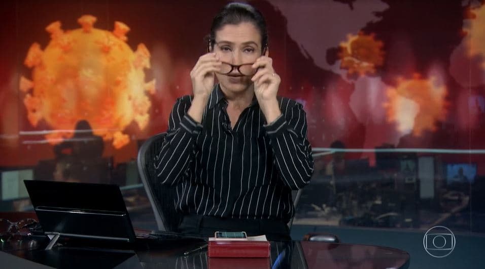 Renata Vasconcellos se atrapalha inteira em chamada ao vivo, troca óculos às pressas e imagem vai ao ar