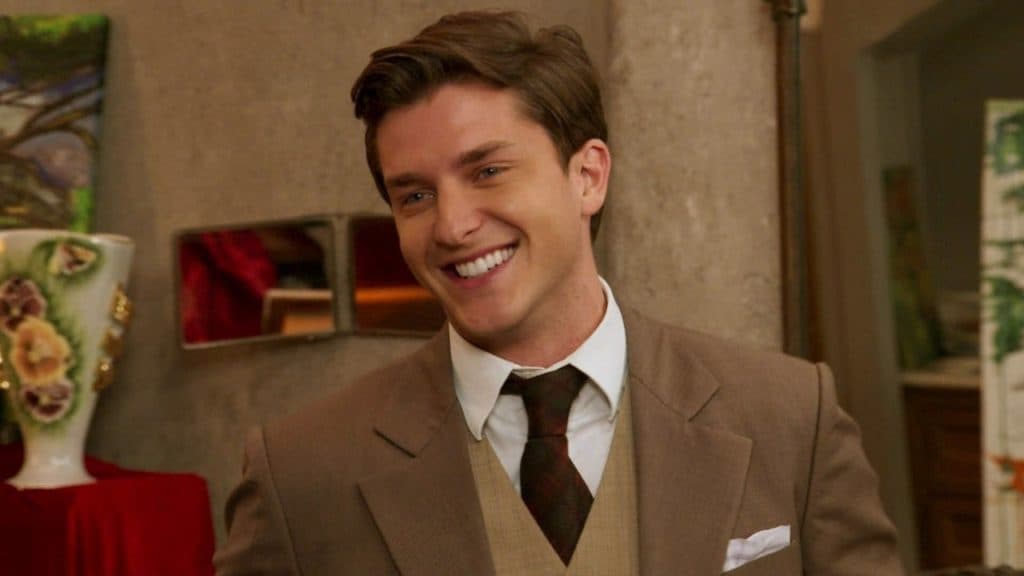 Romeu em cena da novela Êta Mundo Bom sorridente Romeu em cena da novela Êta Mundo Bom sorridente