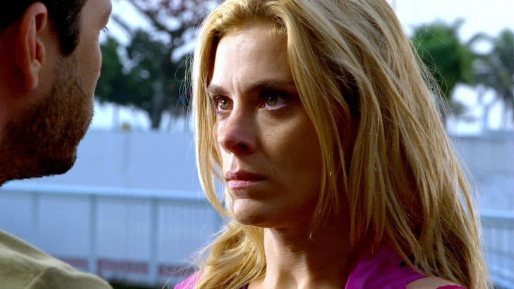 Fina Estampa: Teodora pisa em ex-chefe, dá nó em Pereirinha e volta triunfal