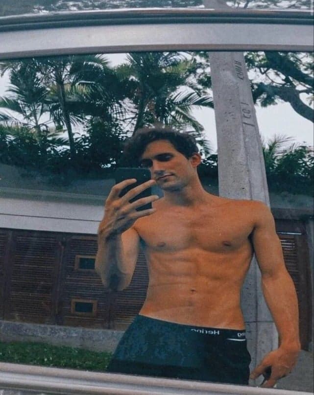 Felipe exibindo o seu tanquinho (Foto: Reprodução) Felipe exibindo o seu tanquinho (Foto: Reprodução)