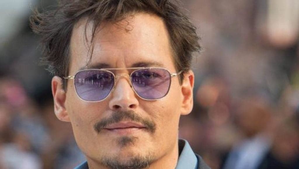 Tenso! Johnny Depp, em escândalo com ex, revela que escreveu mensagem com sangue após ex-esposa decepar seu dedo