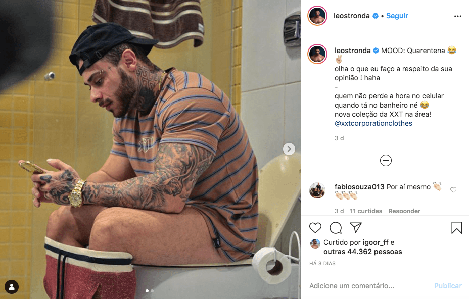 O famoso cantor e empresário, Leo Stronda deixou os seus seguidores de queixo caído ao aparecer no banheiro com tudo à mostra (Foto: reprodução/Instagram) O famoso cantor e empresário, Leo Stronda deixou os seus seguidores de queixo caído ao aparecer no banheiro com tudo à mostra (Foto: reprodução/Instagram)