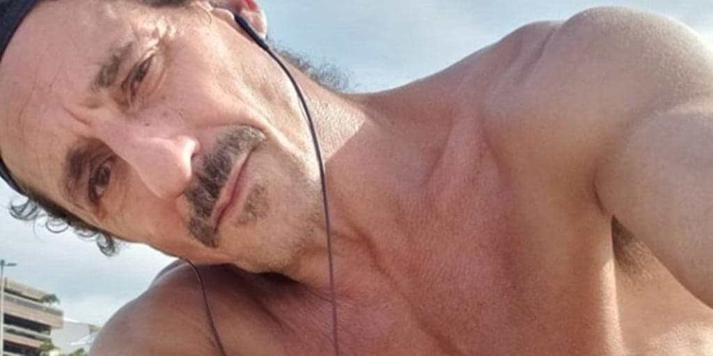 Tuca Andrada, ator da Globo, surge sem roupa em foto, é duramente atacado e escancara: “Nem em p#nhet#”