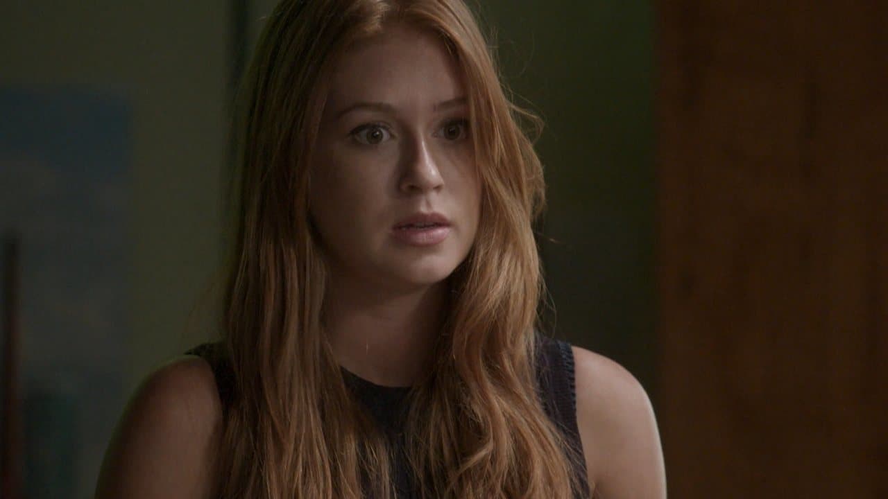Eliza fica surpresa com ajuda de sua inimiga em Totalmente Demais Eliza fica surpresa com ajuda de sua inimiga em Totalmente Demais