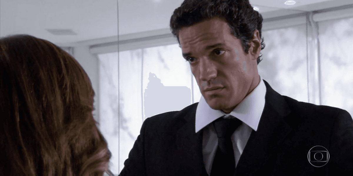 Ferdinand (Carlos Machado) arranca a verdade da megera em Fina Estampa (Foto: Reprodução/Globo) Ferdinand (Carlos Machado) arranca a verdade da megera em Fina Estampa (Foto: Reprodução/Globo)