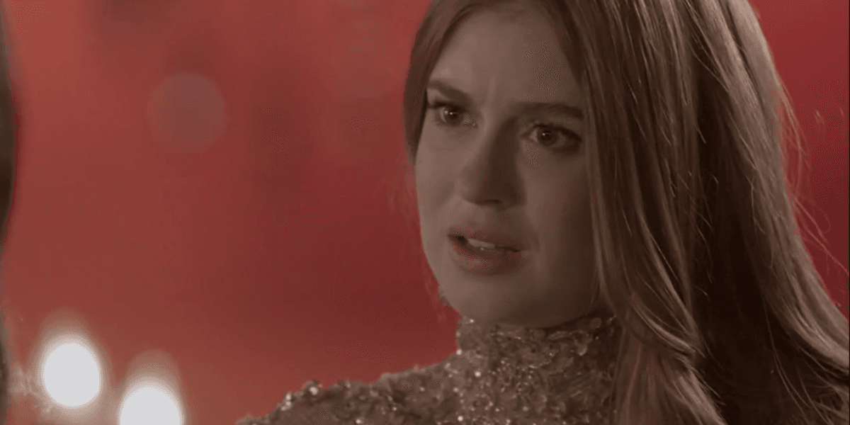 Eliza (Marina Ruy Barbosa) humilhará Carolina (Juliana Paes) em Totalmente Demais (Foto: Reprodução/Globo) Eliza (Marina Ruy Barbosa) humilhará Carolina (Juliana Paes) em Totalmente Demais (Foto: Reprodução/Globo)