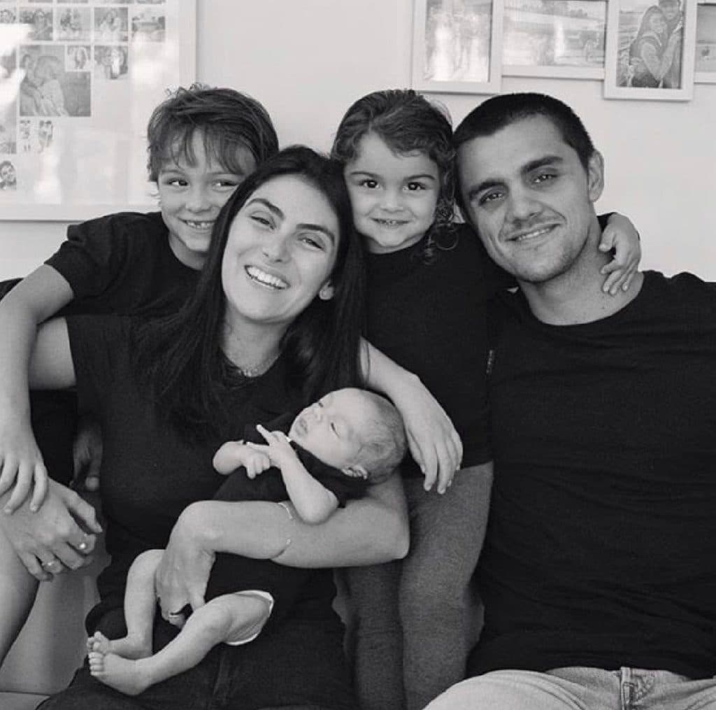 Mariana Uhlmann, mulher de Felipe Simas, promove live em seu Instagram sobre o tema “Quem disse que família tem um só tamanho”?
