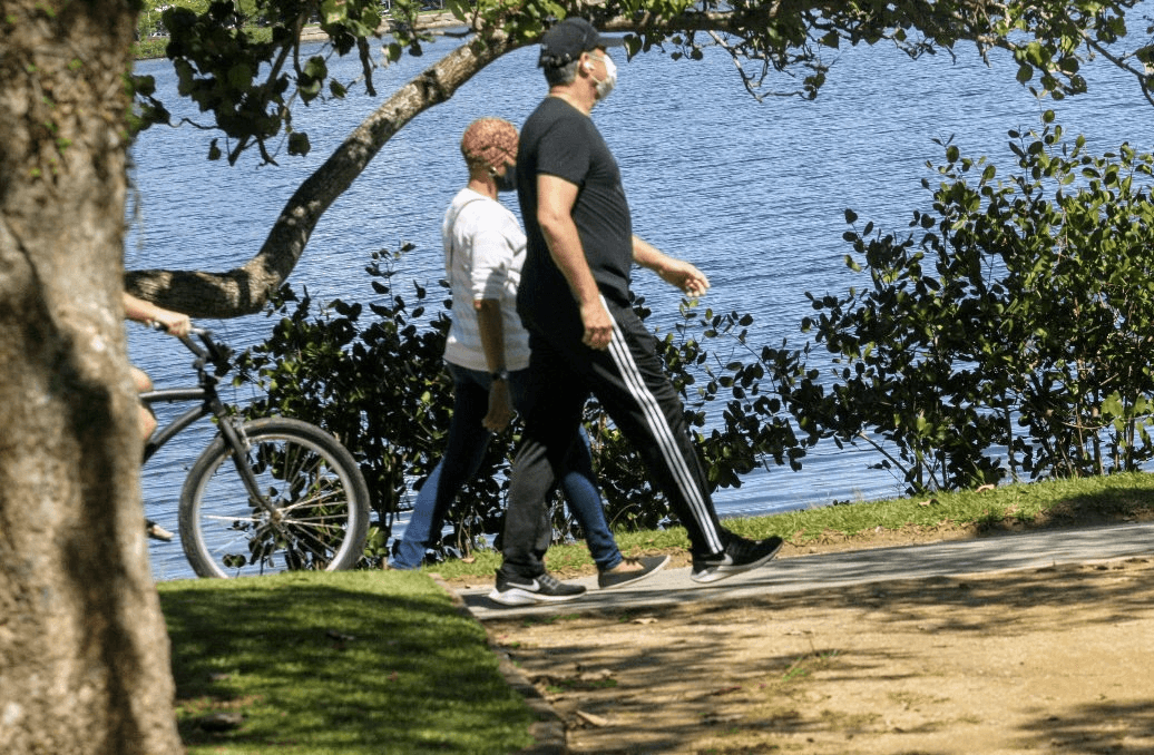 William Bonner foi flagrado fazendo uma caminhada ao lado de uma amiga (Foto: Daniel Delmiro/ Ag News) William Bonner foi flagrado fazendo uma caminhada ao lado de uma amiga (Foto: Daniel Delmiro/ Ag News)