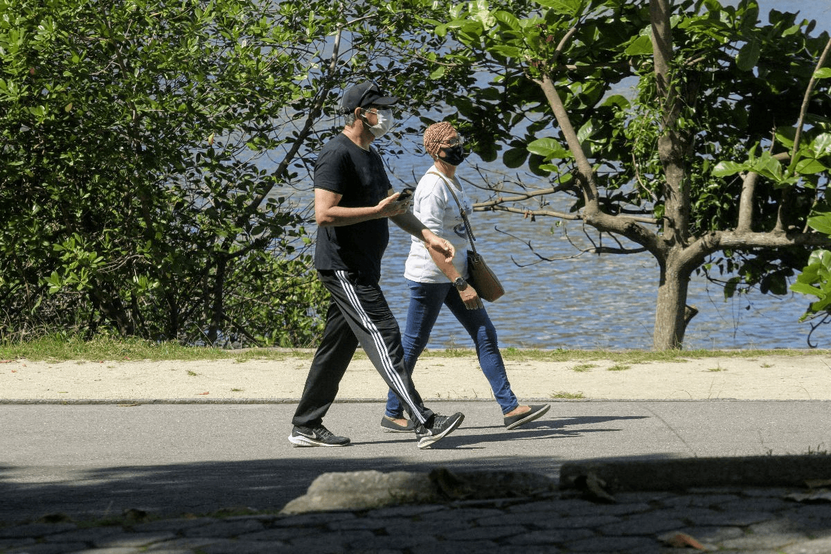 William Bonner foi flagrado fazendo uma caminhada ao lado de uma amiga (Foto: Daniel Delmiro/ Ag News) William Bonner foi flagrado fazendo uma caminhada ao lado de uma amiga (Foto: Daniel Delmiro/ Ag News)