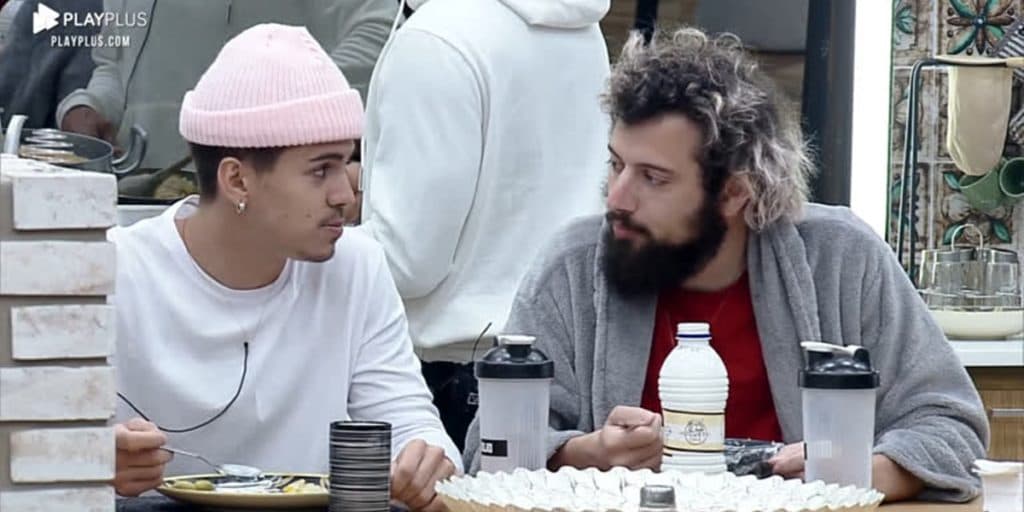 Biel e Cartolouco, na última festa da Fazenda 12, trocam beijão e momento viraliza: "Casalzão"