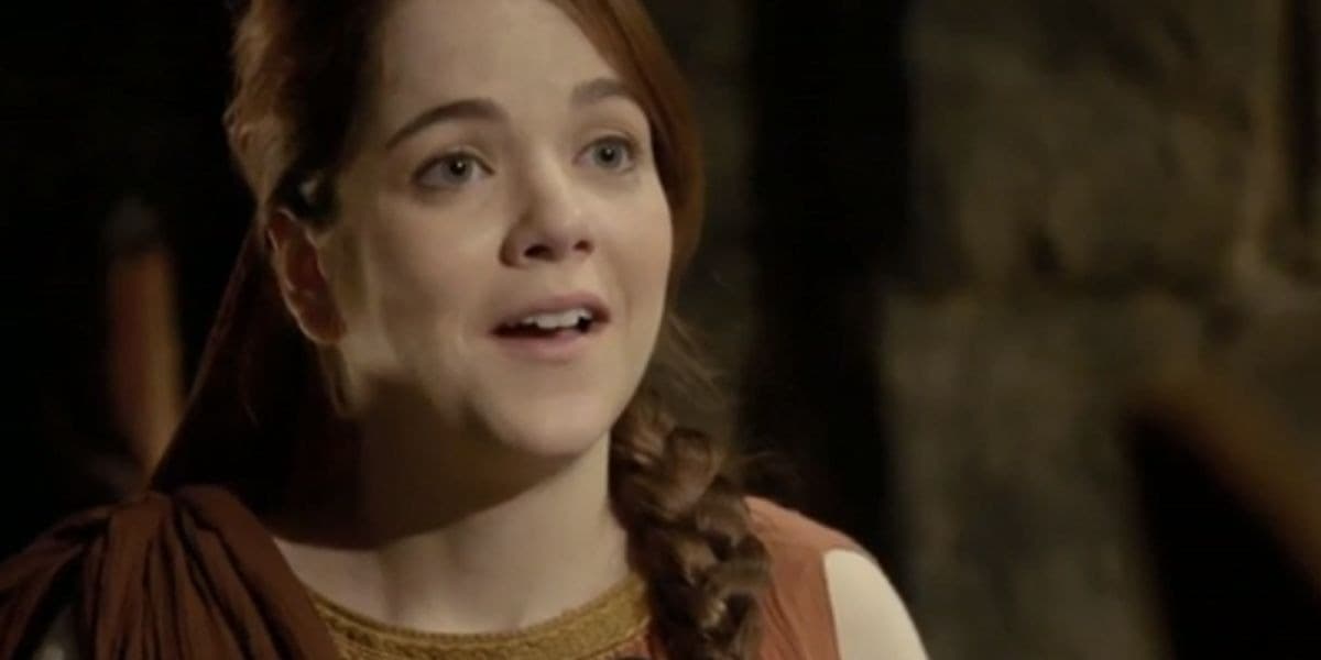 Em cena da novela Jesus, Diana, moça branca de cabelo ruivo com trança, tem expressão surpresa Em cena da novela Jesus, Diana, moça branca de cabelo ruivo com trança, tem expressão surpresa