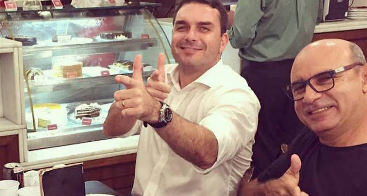 Flávio Bolsonaro ao lado de Fabrício Queiroz; os dois são investigados pelo MP-RJ em escândalo que atinge a família do presidente (Reprodução) Flávio Bolsonaro ao lado de Fabrício Queiroz; os dois são investigados pelo MP-RJ em escândalo que atinge a família do presidente (Reprodução)