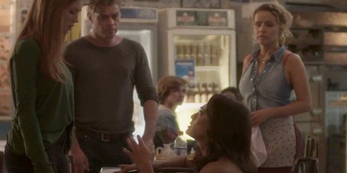 Carolina (Juliana Paes) se rasteja pelo perdão de Eliza (Marina Ruy Barbosa) em Totalmente Demais (Foto: Reprodução/Globo) Carolina (Juliana Paes) se rasteja pelo perdão de Eliza (Marina Ruy Barbosa) em Totalmente Demais (Foto: Reprodução/Globo)