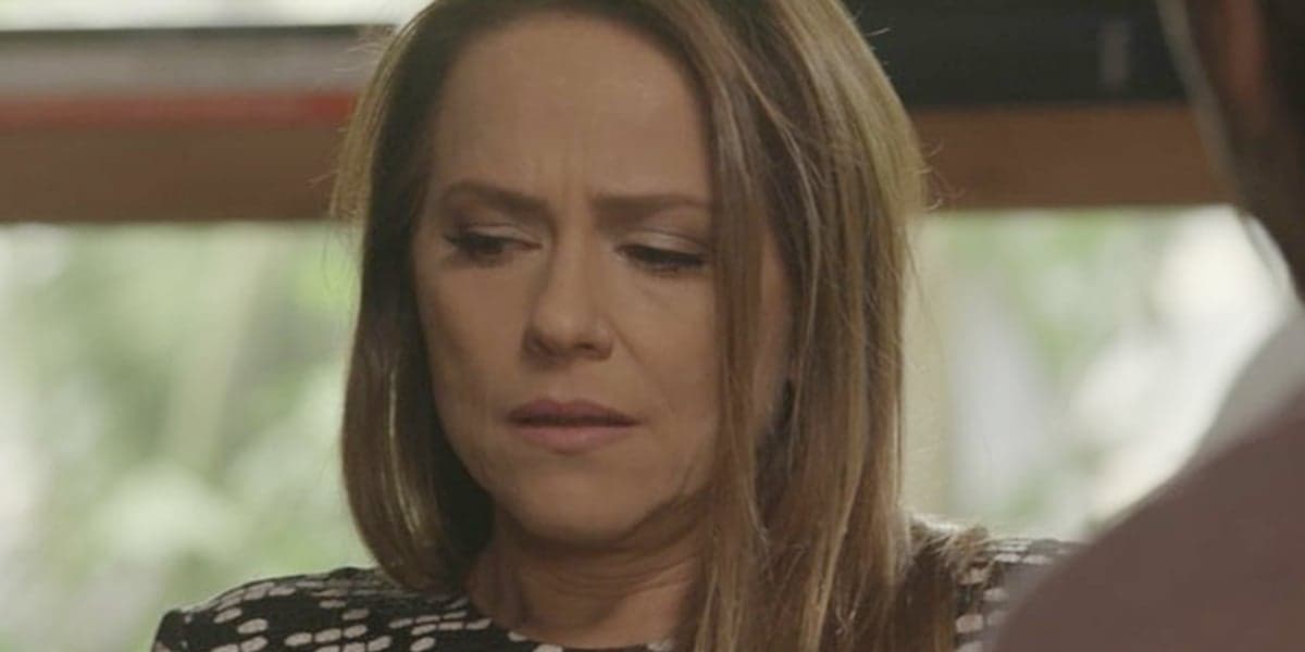 Lili (Vivianne Pasmanter) cairá da escada e desmaiará em Totalmente Demais (Foto: Reprodução/Globo) Lili (Vivianne Pasmanter) cairá da escada e desmaiará em Totalmente Demais (Foto: Reprodução/Globo)