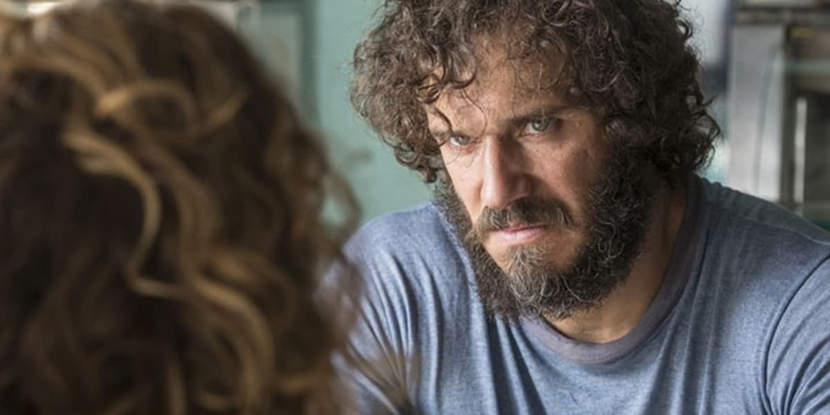 Dino (Paulo Rocha) chantageia Gilda (Leona Cavalli) em Totalmente Demais (Foto: Ellen Soares/Globo)