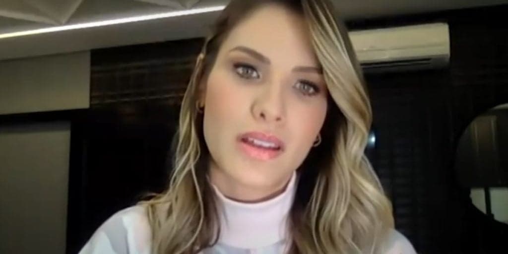 Andressa Suita surge deitada no chão e surpreende