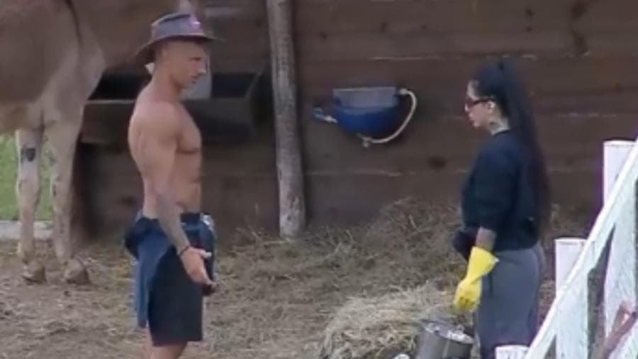 A Fazenda 12: Juliano fala da doença de Raissa e ataca modelo: "Outro dia enfia a faca nas costas"