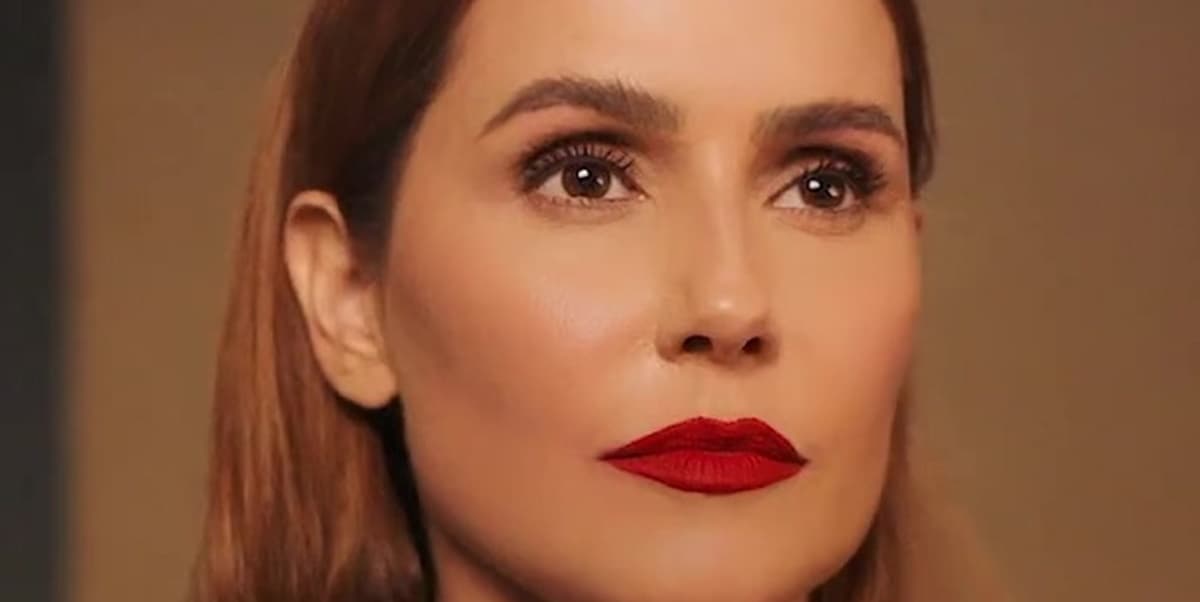 Deborah Secco se ajoelhou nos bastidores da Globo (Foto: Reprodução) Deborah Secco se ajoelhou nos bastidores da Globo (Foto: Reprodução)