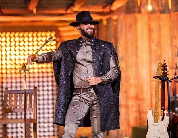 Jornalista diz que Gusttavo Lima está com jovem de 19 anos