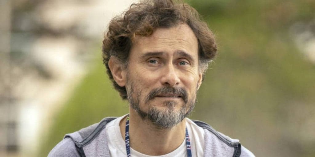 Enrique Diaz, de Amor de Mãe, surge pelado em filme gay e detalhe íntimo rouba à cena: "Broxante"