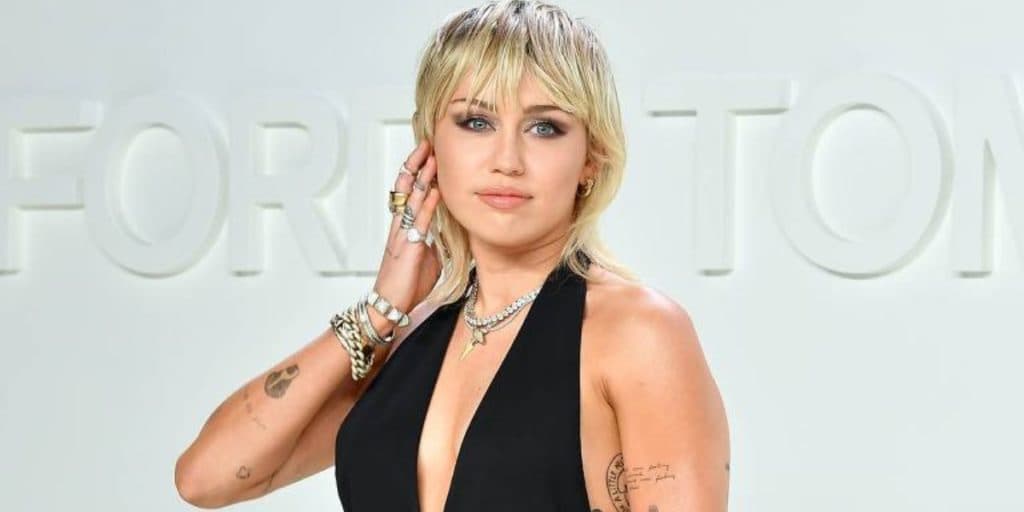 Miley Cyrus brinca com a morte e surge totalmente nua dentro de caixão: "morrendo"
