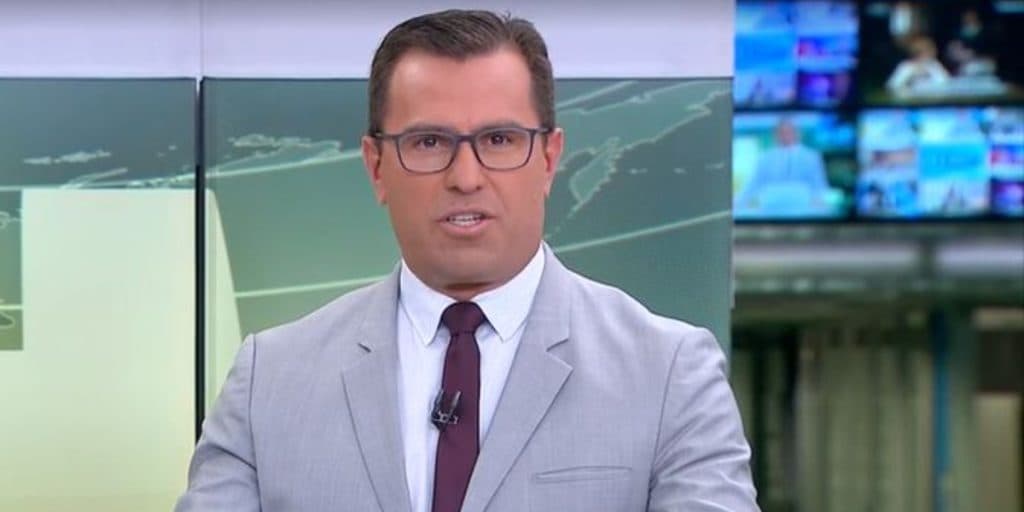 Rodrigo Bocardi para bancada do Jornal da Globo e arrebenta falando que não devia: "Sei que tem muita gente aí"