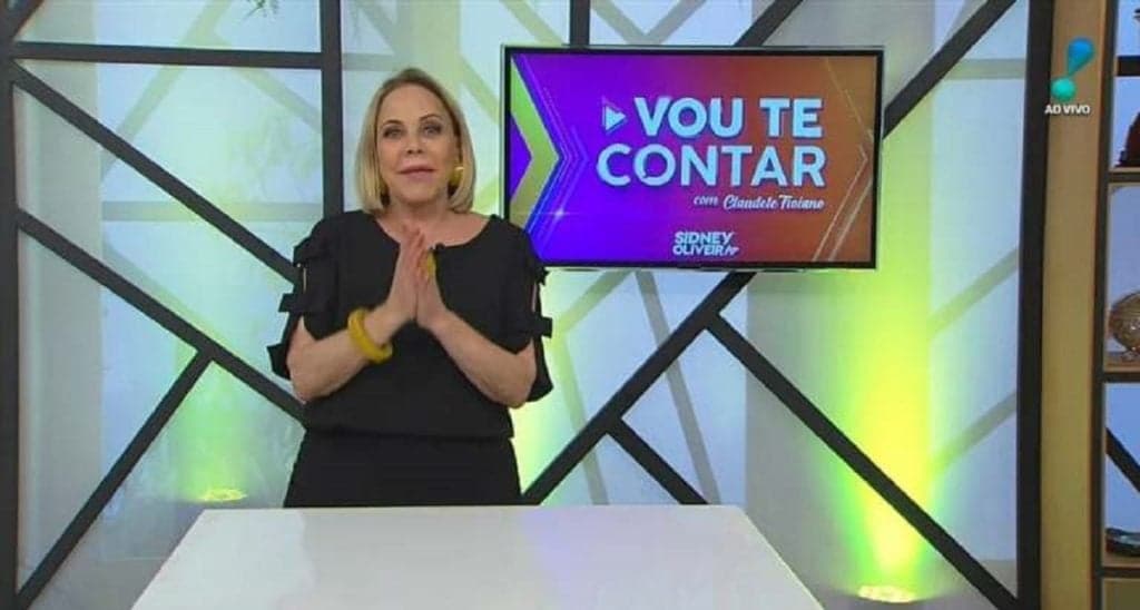 Claudete Troiano olha para as câmeras e faz apelo ao público na RedeTV!: "Nós estamos ao vivo, são 11h24"