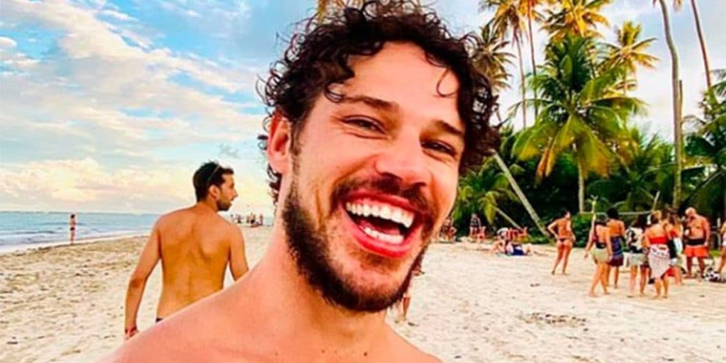 José Loreto, após trair esposa, choca ao ser flagrado em pegação atrás de tronco com pessoa: "Podia transar em casa"