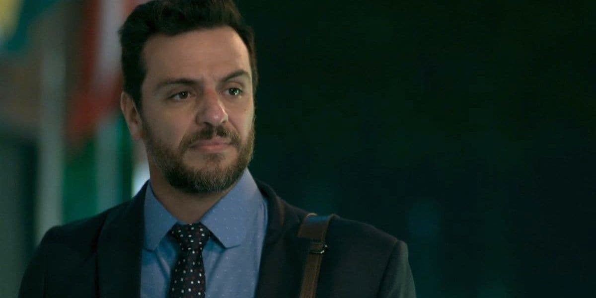 Caio, homem branco de terno escuro e cabelos e barba castanhos, em cena noturna da novela A Força do Querer Caio, homem branco de terno escuro e cabelos e barba castanhos, em cena noturna da novela A Força do Querer