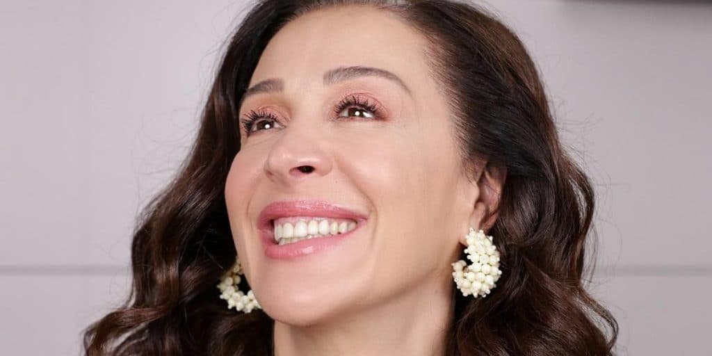 Claudia Raia mostra gravidez, exibe barrigão e se emociona: "Muito especial"