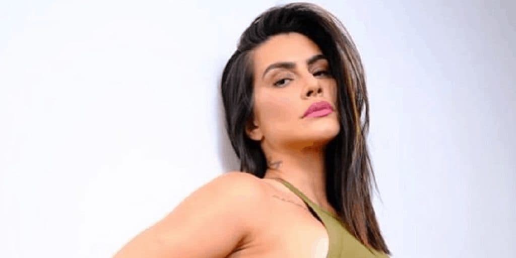 Cleo surge com biquíni minúsculo, peça acaba marcando demais e parte íntima vaza