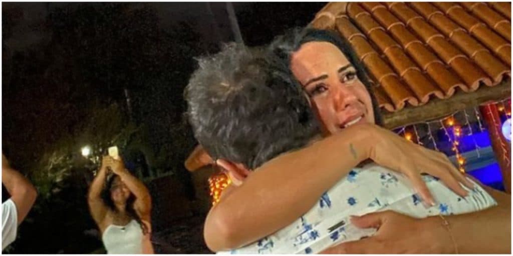 Graciele Lacerta, namorada de Zezé Di Camargo, se emociona e chora durante virada do ano