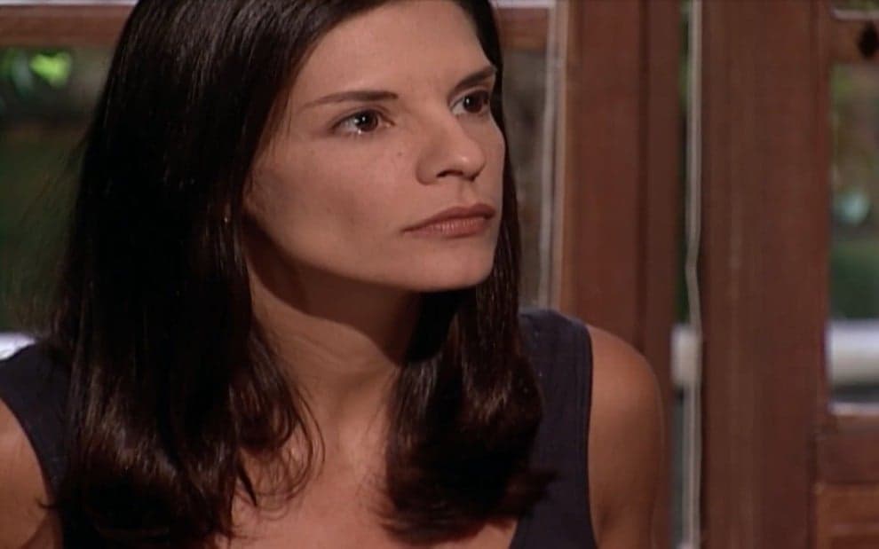 Laços de Família: Disposta a engatar romance com Pedro, Cíntia estranha ligações desesperadas de Helena